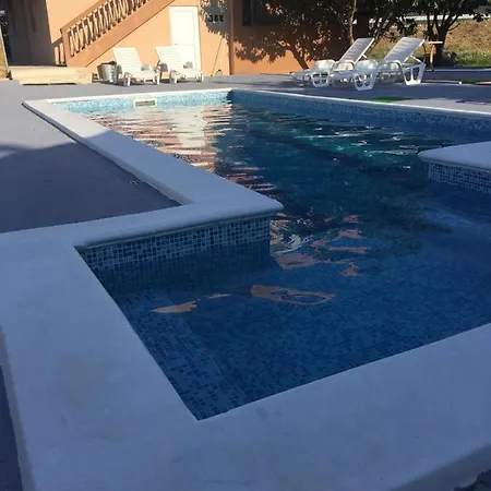 Dusica בית הארחה 3*